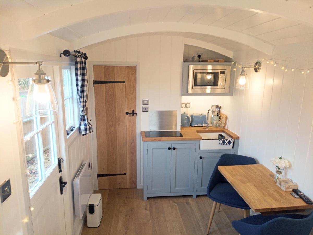 Yew Tree View Luxury Shepherd'S Hut Sturminster Newton Exterior photo