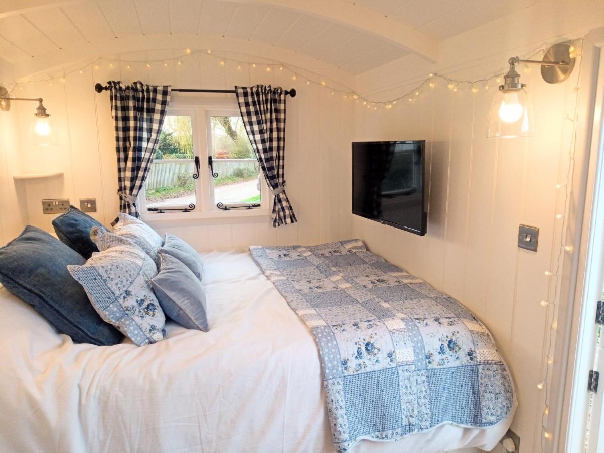 Yew Tree View Luxury Shepherd'S Hut Sturminster Newton Exterior photo